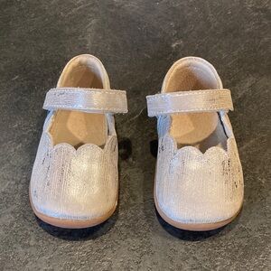 Girls See Kai Run silver Mary Jane shoes size 6